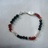 Bracciale con corallo, agata e madreperla