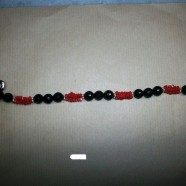 Bracciale in agata nera e cubetti corallo