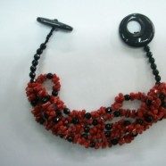 Bracciale con agata nera e cinque fili corallo