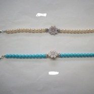 Bracciale con perle o pasta di turchese e centrale fiore cammeo