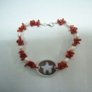 Bracciale con corallo , perle e centrale cammeo