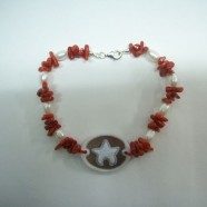 Bracciale con corallo , perle e centrale cammeo