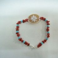 Bracciale con corallo, pasta di turchese e centrale cammeo