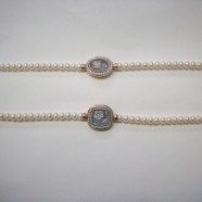 Bracciale perle con cammeo centrale e zirconi