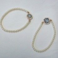 Bracciale elastico con perle e cammeo