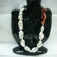 Collana perle scaramazze con ramo corallo chiuso