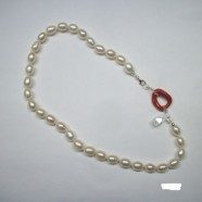 Collana perle di fiume con corallo chiuso