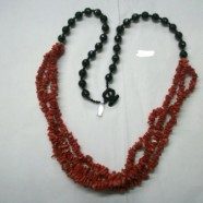 Collana con pallini agata nera e fili di corallo cips