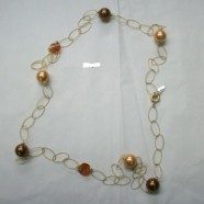 Catena in argento dorato con elementi swarovski e perle