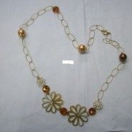 Catena in argento dorato con corno , perle ed elementi swarovski