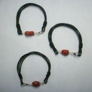 Bracciale fili cuoio con sasso corallo