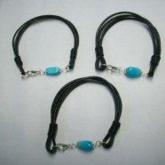 Bracciale fili cuoio con sasso turchese