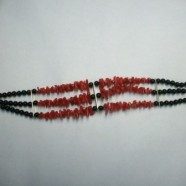 Bracciale a tre fili con corallo e agata nera