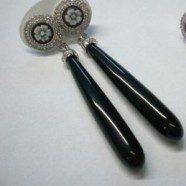 Orecchino goccia nera con cammeo e zirconi