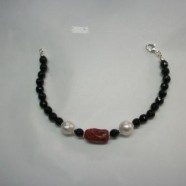 Bracciale in agata nera , perle e corallo