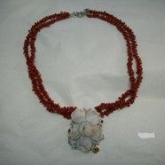 Collana due fili in corallo con centrale fiore cammeo