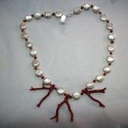 Collana con perle piatte e rami in corallo