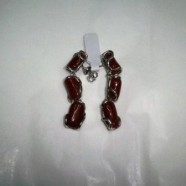 Orecchino argento rodiato con tre spole corallo