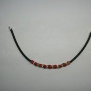 Bracciale in caucciu’ con corallo e rondelle