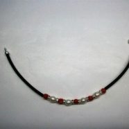 Bracciale in caucciu’ con corallo rondelline e perle