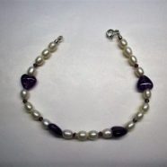 Bracciale in perle e cuori viola