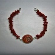Bracciale in corallo con opercolo