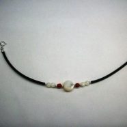 Bracciale in caucciu’ corallo e madreperla