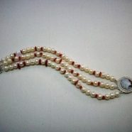 Bracciale tre fili perle con corallo e chiusura cammeo