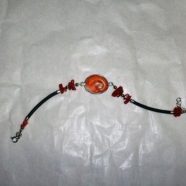 Bracciale con caucciu’, corallo e opercolo