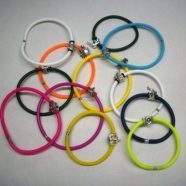 Bracciali caucciu’ colorati con elementi in metallo