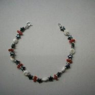 Bracciale con corallo, opercolo e stelline di ematite