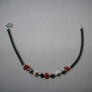 Bracciale in caucciu’, corallo , stelline di ematite ed opercolo