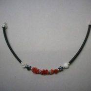 Bracciale in caucciu’, opercoli, stelle ematite, corallo e rondelle