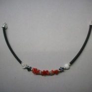 Bracciale in caucciu’, opercoli, stelle ematite, corallo e rondelle