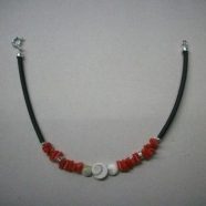 Bracciale in caucciu’, corallo, rondelle ed opercoli