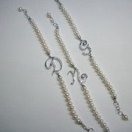 Bracciale perle con iniziale argento e strass